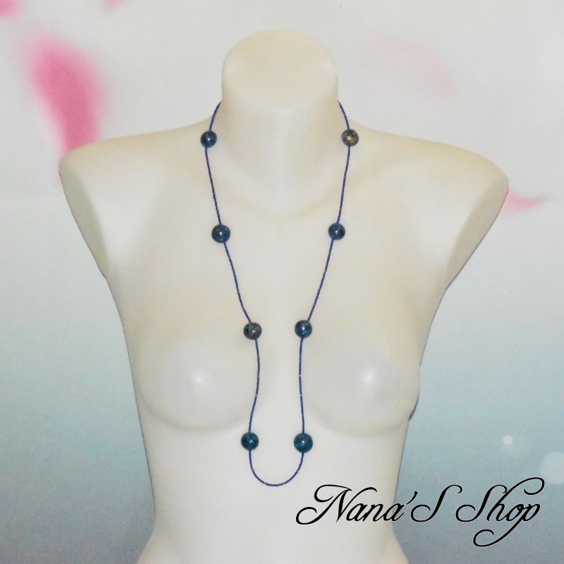 Long collier en perles de rocaille et pâte polymère, coloris bleu foncé et doré. Long collier en perles de rocaille et pâte polymère, coloris bleu foncé et doré.