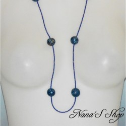 Long collier en perles de rocaille et pâte polymère, coloris bleu foncé et doré.
