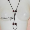 Long collier en perles de rocaille et pâte polymère, couleur vive, coloris rouge, détail.