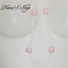 Long collier en perles de rocaille et pâte polymère, couleur rose pâle, détail.