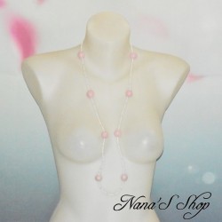 Long collier en perles de rocaille et pâte polymère, couleur rose pâle.