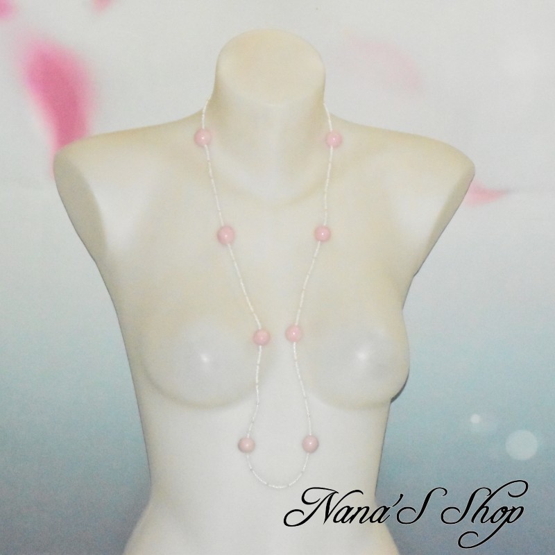Long collier en perles de rocaille et pâte polymère, couleur rose pâle. Long collier en perles de rocaille et pâte polymère, couleur rose pâle.