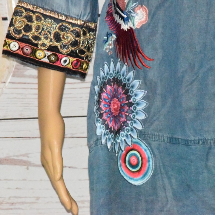 Chemisier tunique jeans, 101 Idées, coloris bleu clair, détail.