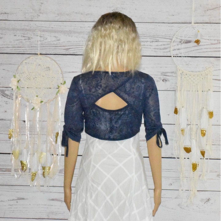 Boléro manche mi-longues, maille dévorée, Coline, coloris bleu, dos.