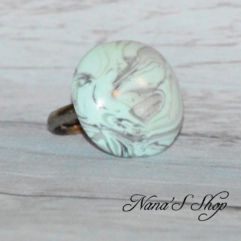 Bague fantaisie, pâte polymère, tons pastel, forme rond coloris vert menthe. Bague fantaisie, pâte polymère, tons pastel, forme rond coloris vert menthe.