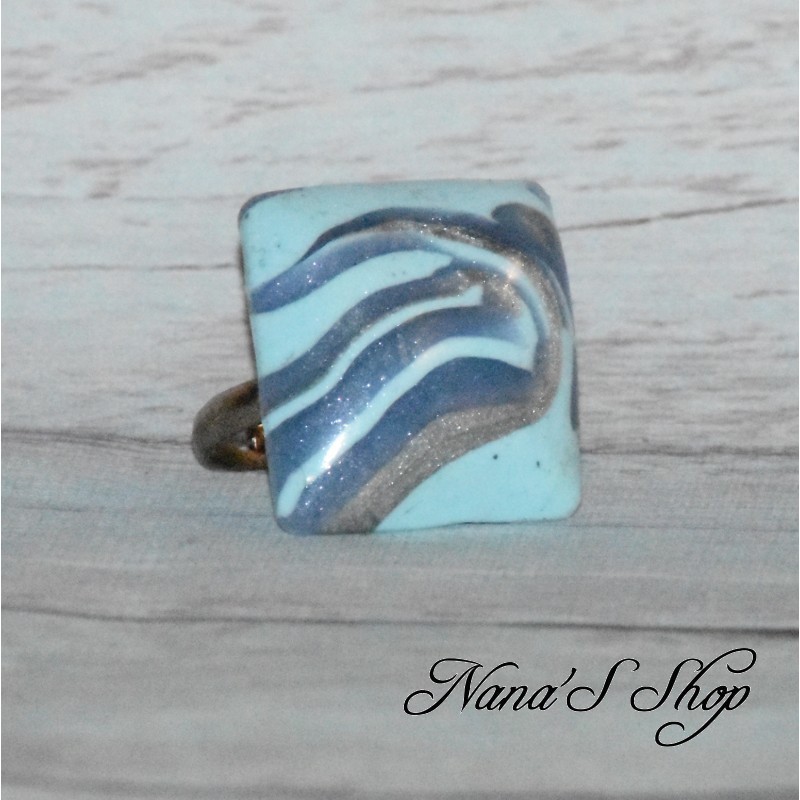 Bague fantaisie, pâte polymère, tons pastel, forme carré coloris bleu.