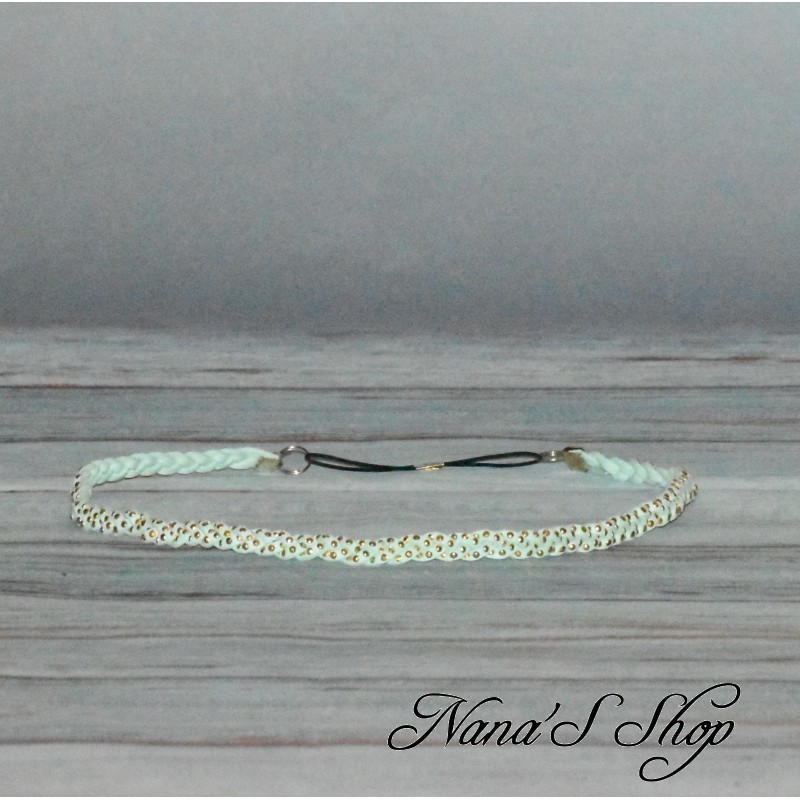 Headband tressé en suédine strass doré, coloris vert menthe. Headband tressé en suédine strass doré, coloris vert menthe.