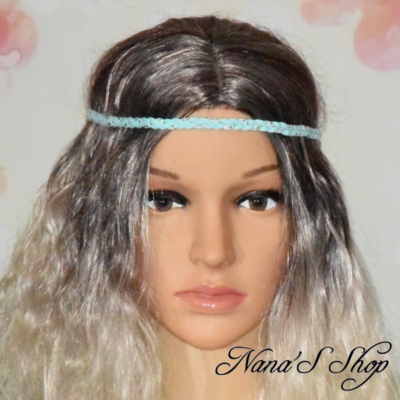 Headband tressé en suédine uni et strass argenté, coloris vert menthe. Headband tressé en suédine uni et strass argenté, coloris vert menthe.