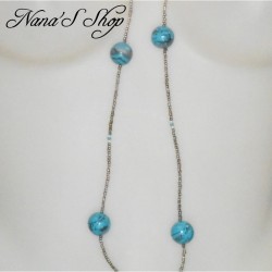Long collier en perles de rocaille et pâte polymère, couleur vive, coloris bleu, détail.