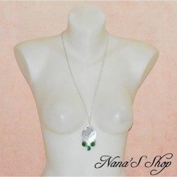 Collier et pendentif fantaisie, estampe et rond nacre, coloris vert.