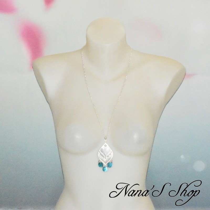 Collier et pendentif fantaisie, estampe et rond nacre, coloris bleu. Collier et pendentif fantaisie, estampe et rond nacre, coloris bleu.