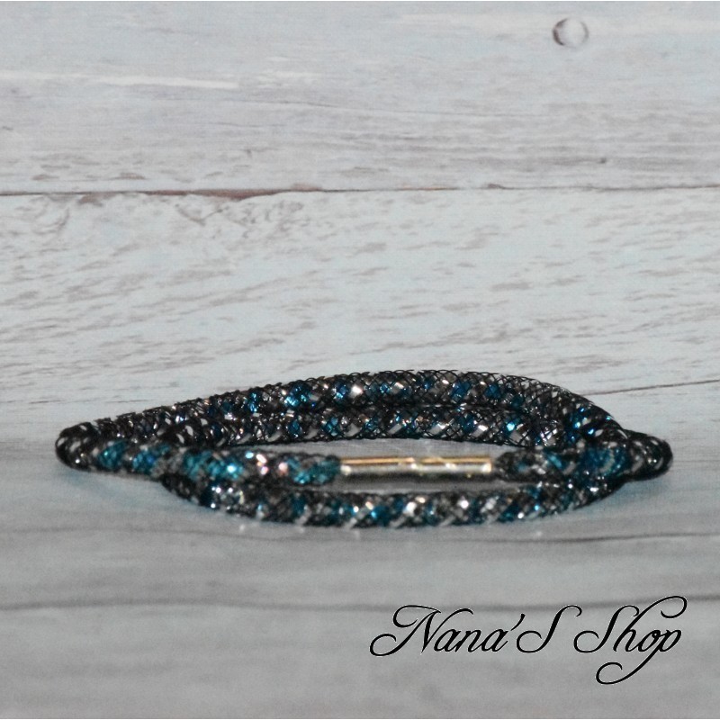 Collier / bracelet double, fine résille noire, effet stardust, coloris bleu. Collier / bracelet double, fine résille noire, effet stardust, coloris bleu.