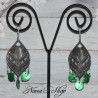 Boucles d'oreilles fantaisie, estampe et rond en nacre, coloris vert.