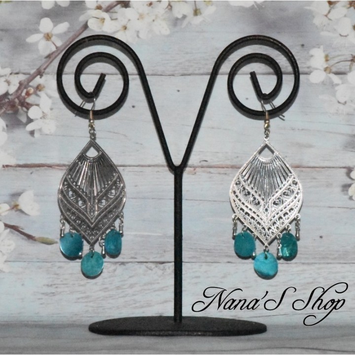 Boucles d'oreilles fantaisie, estampe et rond en nacre, coloris bleu.