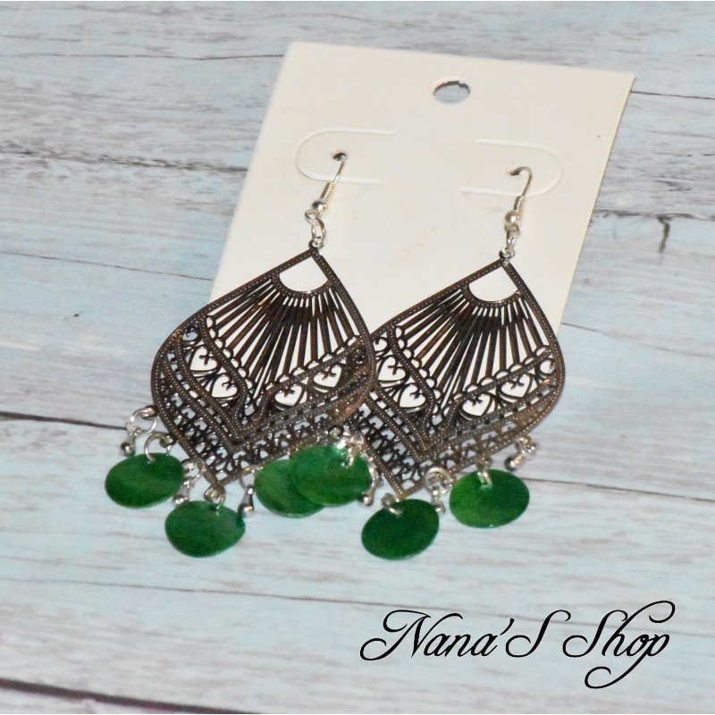 Boucles d'oreilles fantaisie, estampe et rond en nacre, coloris vert. Boucles d'oreilles fantaisie, estampe et rond en nacre, coloris vert.