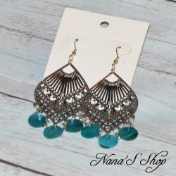 Boucles d'oreilles fantaisie, estampe et rond en nacre, coloris bleu.