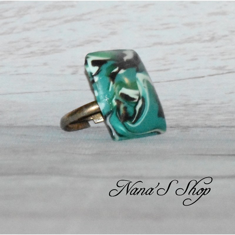 Bague fantaisie, en pâte polymère, couleur vive, forme carré, coloris vert. Bague fantaisie, en pâte polymère, couleur vive, forme carré, coloris vert.