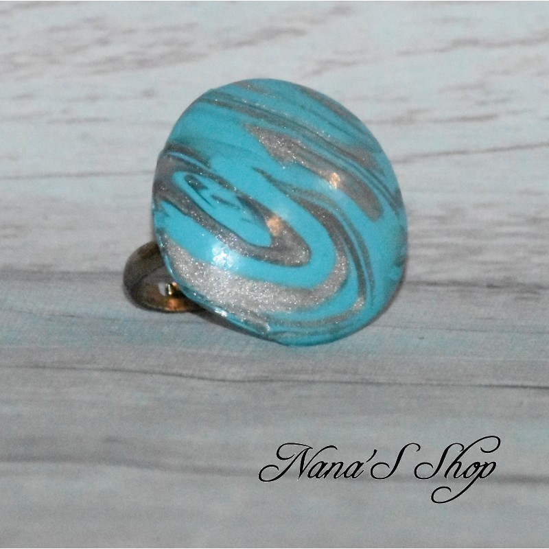 Bague fantaisie, en pâte polymère, couleur vive, forme ronde, coloris bleu. Bague fantaisie, en pâte polymère, couleur vive, forme ronde, coloris bleu.