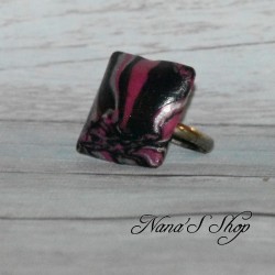 Bague fantaisie, en pâte polymère, couleur vive, forme carré, coloris rose.