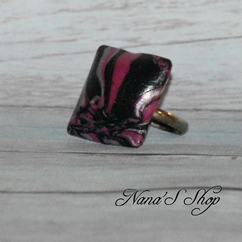 Bague fantaisie, en pâte polymère, couleur vive, forme carré, coloris rose.