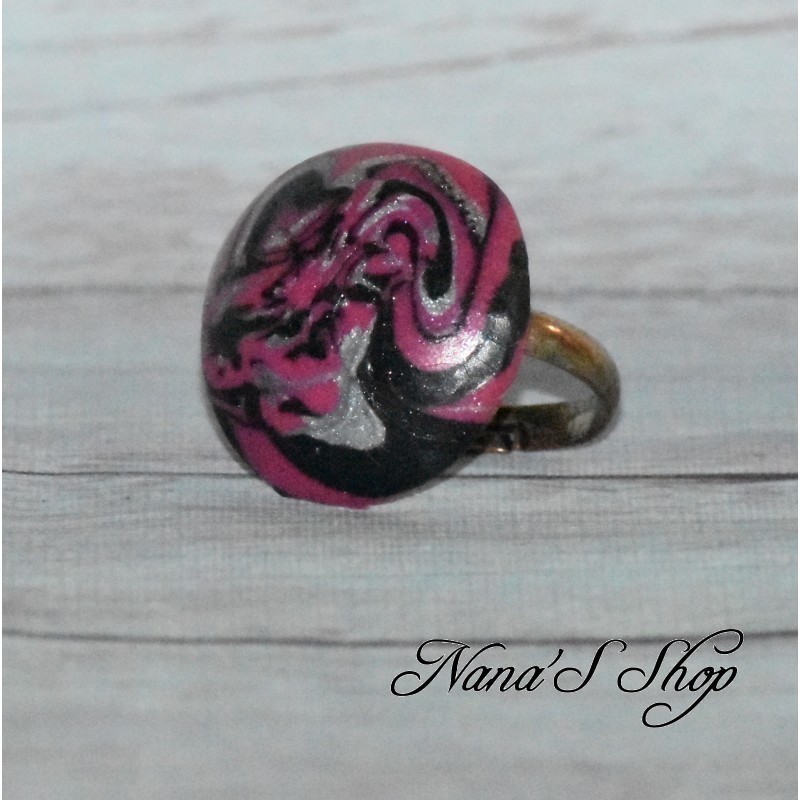 Bague fantaisie, en pâte polymère, couleur vive, forme ronde, coloris rose.