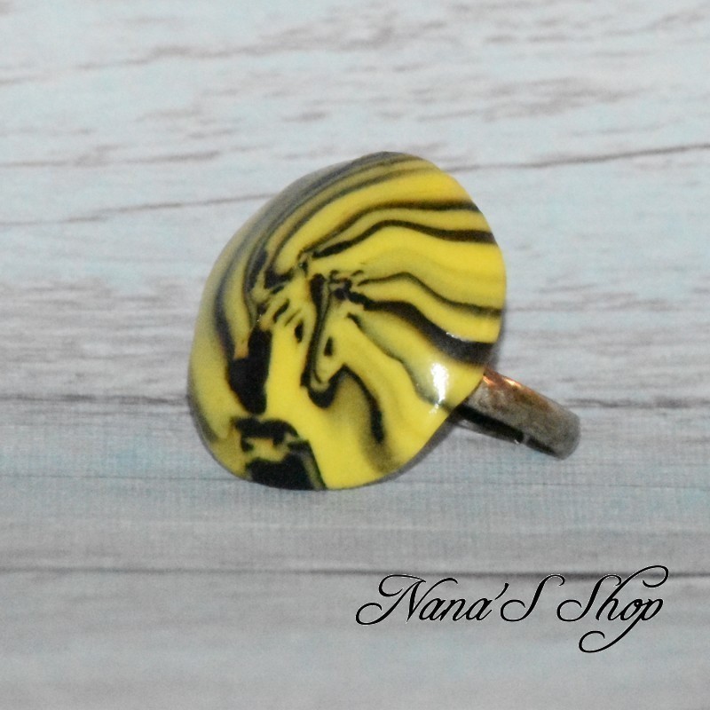 Bague fantaisie, en pâte polymère, couleur vive, forme ronde, coloris jaune. Bague fantaisie, en pâte polymère, couleur vive, forme ronde, coloris jaune.