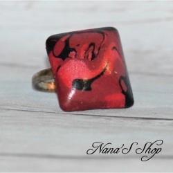 Bague fantaisie, en pâte polymère, couleur vive, forme carré, coloris rouge.
