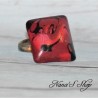 Bague fantaisie, en pâte polymère, couleur vive, forme carré, coloris rouge.