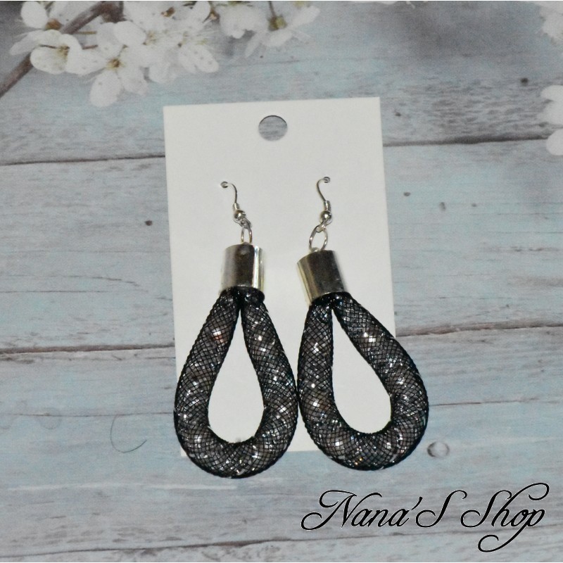 Boucles d'oreilles Résille noire, effet Stardust, coloris rose pâle. Boucles d'oreilles Résille noire, effet Stardust, coloris rose pâle.