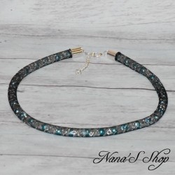 Collier fantaisie résille noire, effet Stardust, coloris bleu.