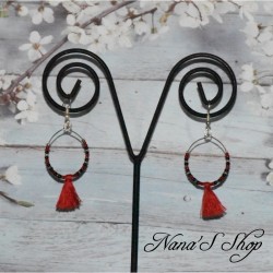 Boucles d'oreilles créoles, pompon tassel et perles rocailles, coloris rouge.