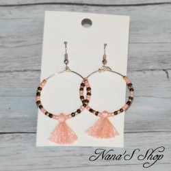 Boucles d'oreilles créoles, pompon tassel et perles rocailles, coloris corail.