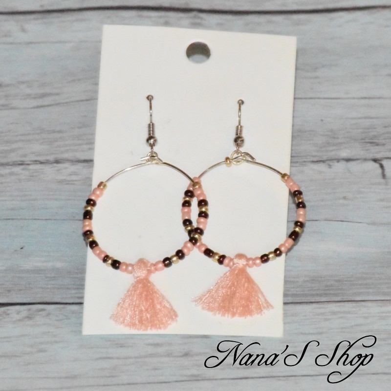 Boucles d'oreilles créoles, pompon tassel et perles rocailles, coloris corail. Boucles d'oreilles créoles, pompon tassel et perles rocailles, coloris corail.