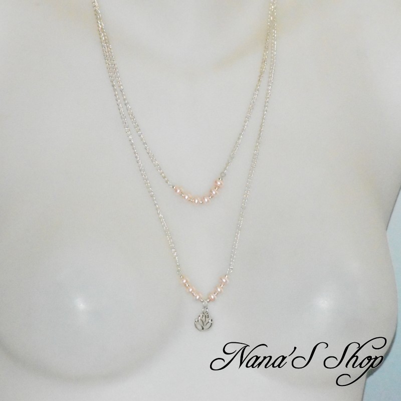 Collier fantaisie double rang, pendentif Lotus, perles nacré, coloris argent, détail. Collier fantaisie double rang, pendentif Lotus, perles nacré, coloris argent, détail.