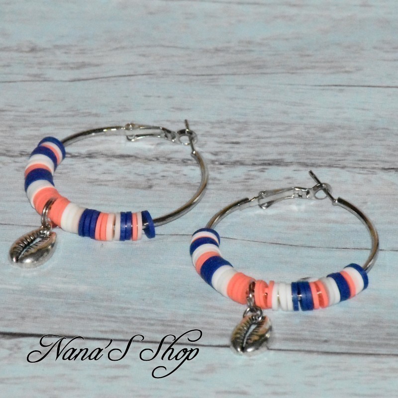 Créoles fantaisie, Heishi colorés & pendentif cauris, modèle 2. Créoles fantaisie, Heishi colorés & pendentif cauris, modèle 2.