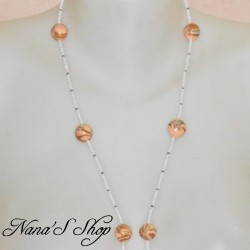 Long collier en perles de rocaille et pâte polymère, couleur corail pastel, détail.