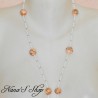Long collier en perles de rocaille et pâte polymère, couleur corail pastel, détail.