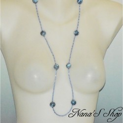 Long collier en perles de rocaille et pâte polymère, couleur bleu pastel, détail.