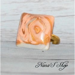 Bague fantaisie, pâte polymère, tons pastel, forme carré coloris corail.