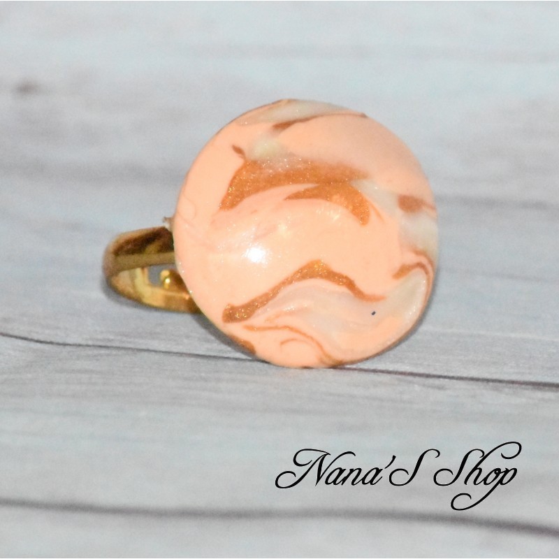 Bague fantaisie, pâte polymère, tons pastel, forme rond coloris corail. Bague fantaisie, pâte polymère, tons pastel, forme rond coloris corail.