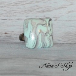 Bague fantaisie, pâte polymère, tons pastel, forme carré coloris vert menthe.