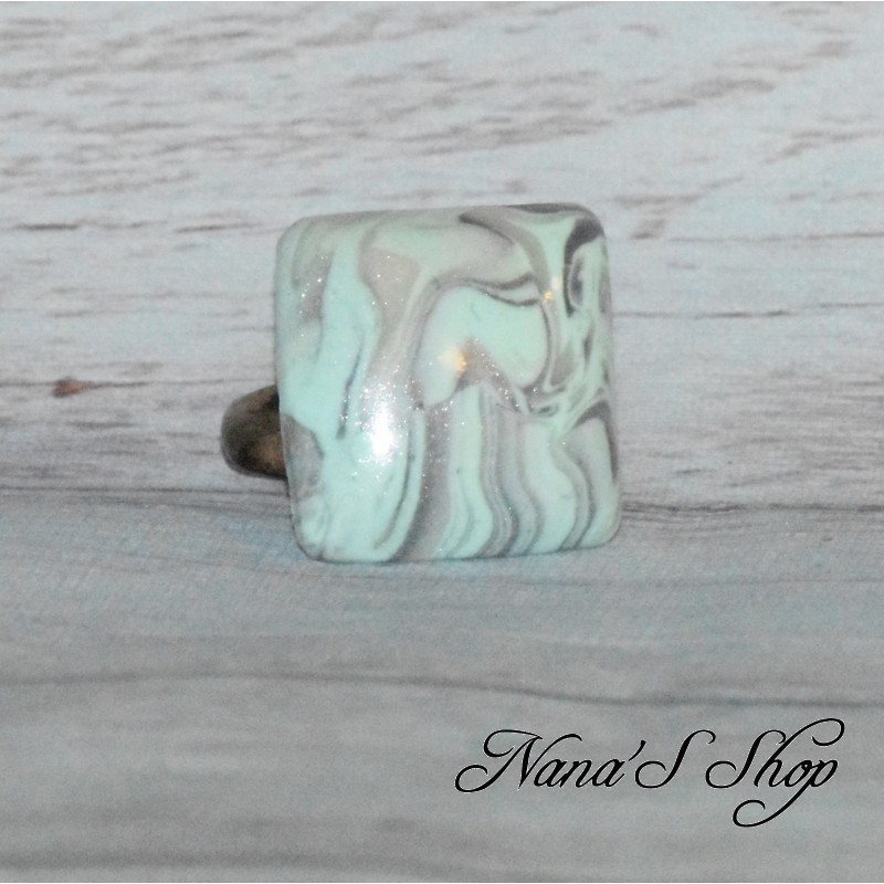 Bague fantaisie, pâte polymère, tons pastel, forme carré coloris vert menthe.