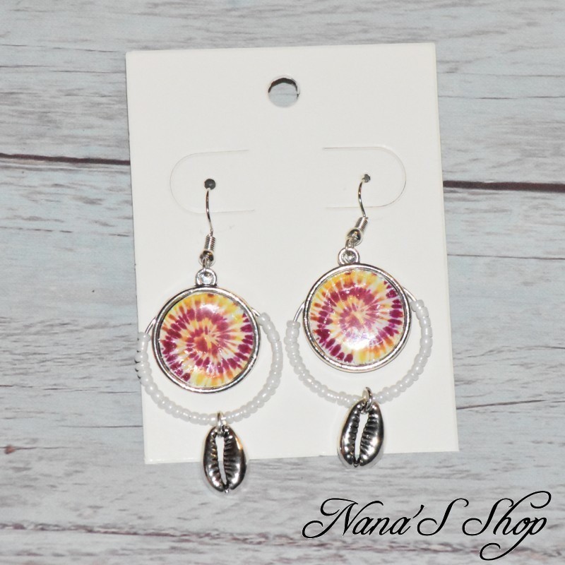 Boucles d'oreilles fantaisie, tie and die, pendentif cauris, modèle 1. Boucles d'oreilles fantaisie, tie and die, pendentif cauris, modèle 1.