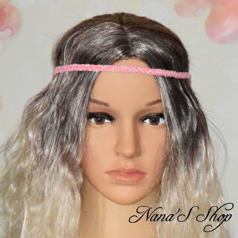 Headband tressé en suédine uni et strass argenté, coloris rose pâle. Headband tressé en suédine uni et strass argenté, coloris rose pâle.